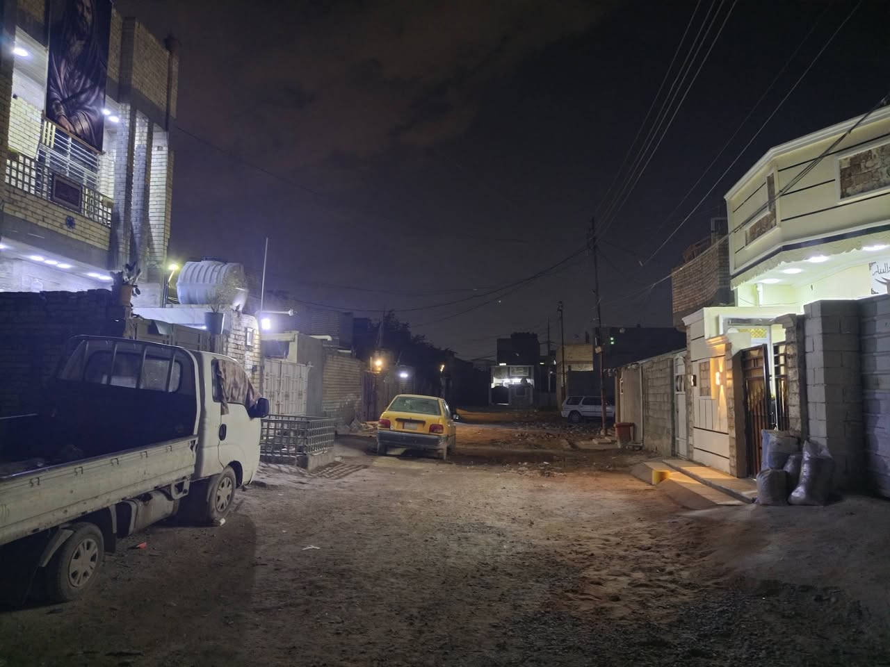 السلام عليكم ورحمة الله وبركاته 

دار البيع 100 5×20

البيت طابقين والثالث البيتونه وسطحين 

طابق الاول الغرفه وصاله وستقبال وصحيات ومطبخ حار بترك 

الطابق الثاني قرف 2نوم مع حمام 

الطابق الثالث البيتونه وسطحين مطبگ شتايكر 

البيت بناء درجه والى طابوق وصب مسلح 

نضام كهرباء بوري دفن نضام ماء درجه اولى 

سالي 4 شهر من حولت ابي 

منضومه كامرات دفن مع 6 كامرات مع 4 خزانات ماء مع كيزرات 2 مع ماطور ماء 

العنوان العبيدي الرئاسة شارع 20 بنهايته مربع السده 
 
محله 769

خدمات ماء كهرباء سحب المجاري نزلة الاليات جهد الخدمي 

سعر البيت 110 وقابل التفاوض 

امانه الله ورسوله البناء كله درجه اولى رفت 50 وفوگاء بتلو 

11 دبل طابوق تجي وشوف ابعينك مطبك كاشي من البتونه لحد باب الشارع سيراميك حمامات وترك وصاله جوه والفوق 

البيت جاهز من كلشي عوزه فقط محجر 

شبابيك درجه اولى كله جنل 

اي ستفسار تصل ***********
