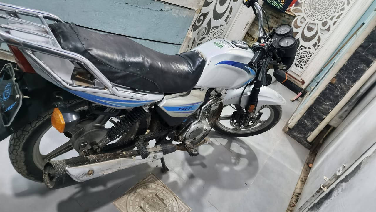 سلام عليكم دراجه دايوان عضم  موديل 20 وراق صولي دراجه مال جناي نضيفه انضف من صور  نكره سلف كهرباياته كله شغاله  سعر واحد و 50 ألف مكاني كربلاء ***********
