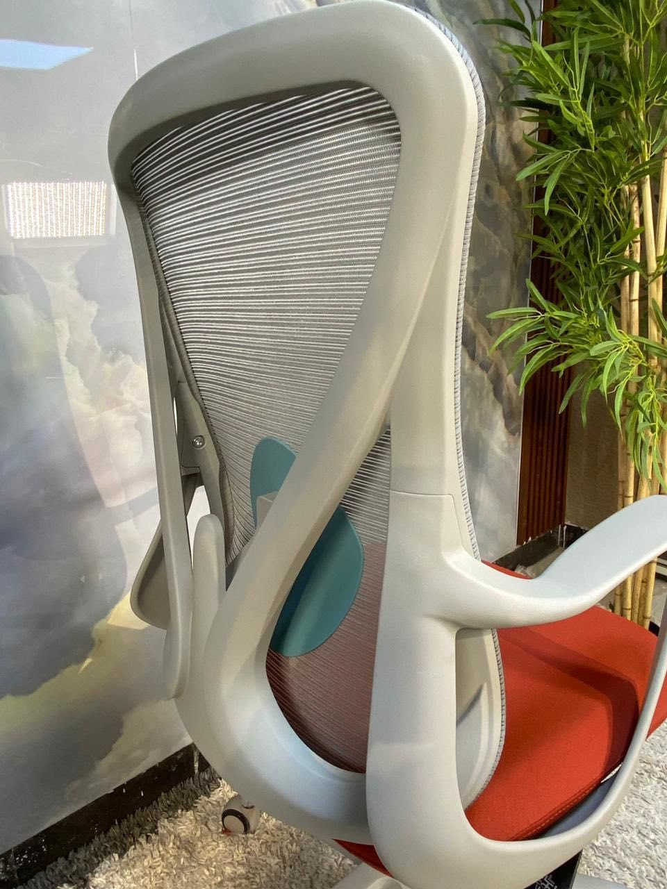 كرسي مكتبي استعمال قليل بحالة جداً جيدة، الجك و الدورات و مسند الضهر كله تمام  و بي ضمان اكثر من 2 سنوات صيانة مجاني من الشركة عندي الوصل.
مكاني بغداد/ حي اور قرب سنتر حي اور

 و رايده  بـ 130،000 اشتري و راسك بارد ضمان اكثر من 2 سنوات باقيله و مجاني، الوصل موجود.

للتواصل ***********
