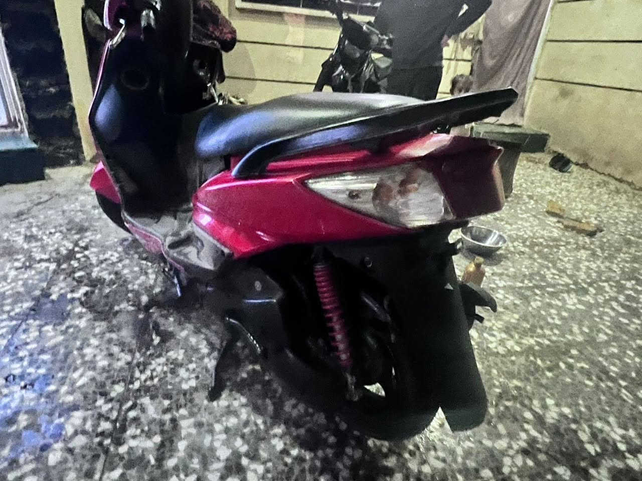 السلام عليكم دراجه سكنس فحل كابريتر محرك بلادي اي نقص مابيه كهرباياتها كها شغاله تخم تاير مناقصه اي شي السعر 650وبيها مجال عنوان بغداد قرب فلكت حي نصر اي ستفسار تصل على رقم ***********
