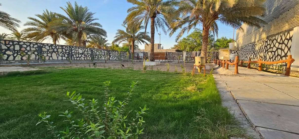 السلام عليكم 1000متر للبيع تحتوي عل. بناء مساحه ٢٠٠ متر طابق واحد بناء طابوق درجه اولى غرف عدد 2 حدائق سند 25طابو زراعي تحويل باسم المشتري تحتوي على كافه الخدمات  العنوان كربلاء طريق طويريج كربلاء مجاور سيطره الابراهيمه يبعد 500متر عن طريق الزوار والسعر مناسب استفسار اكثر الاتصال بالأرقام التالية 
*********** اسيا وتساب 
***********
***********
