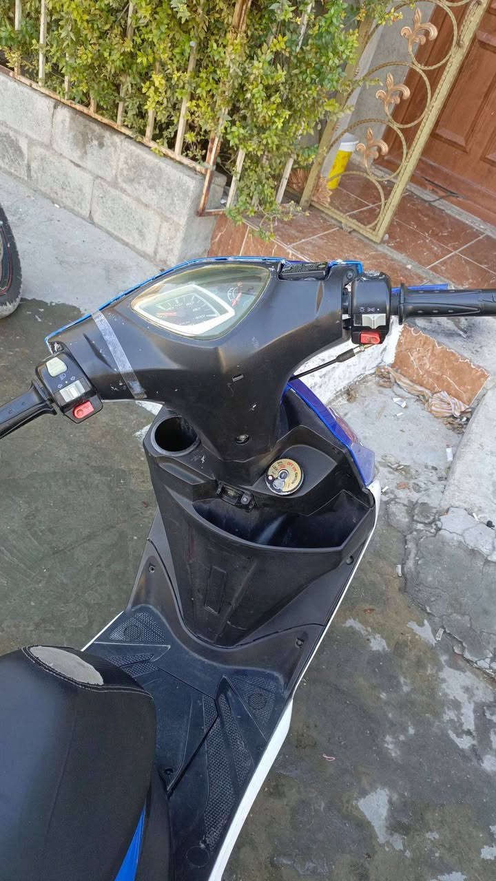 السلام عليكم 
اخوان دراجه للبيع 
نضيفه حيل 
كشر جديد 
عقل جديد 
كابريتر جديد 
دهن +بلك جديد 
تشغيل عن بعد شغل واطلع 
350ومعامله وترهم مراوس بايراني


**إذا كنت صاحب هذا الإعلان وتريد حذفه لأي سبب، رجاءا أرسل رسالة إلى الدعم الفني**