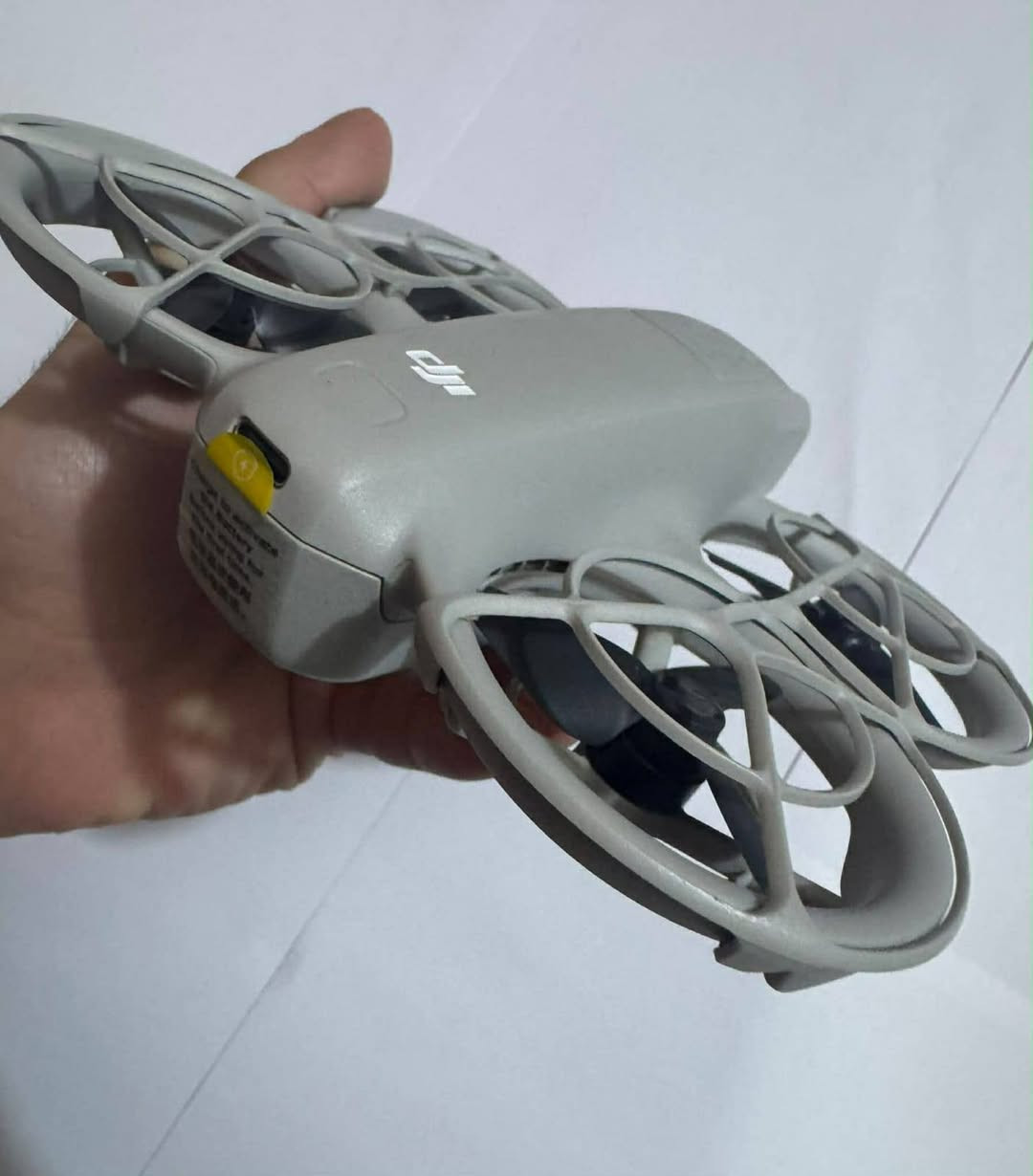 للبيع  dji neo مستعمله طايره مره وحده  بيه مواصفات خير من الله ملحقاته نفس ما موضح بل وره وكل بطاريه تطول 17 دقيقه 
تصوير 4k  توصل ارتفاع 200 متر وبعد 7كيلو السعر 650الف وبيه مجال
مكاني بغداد ***********
