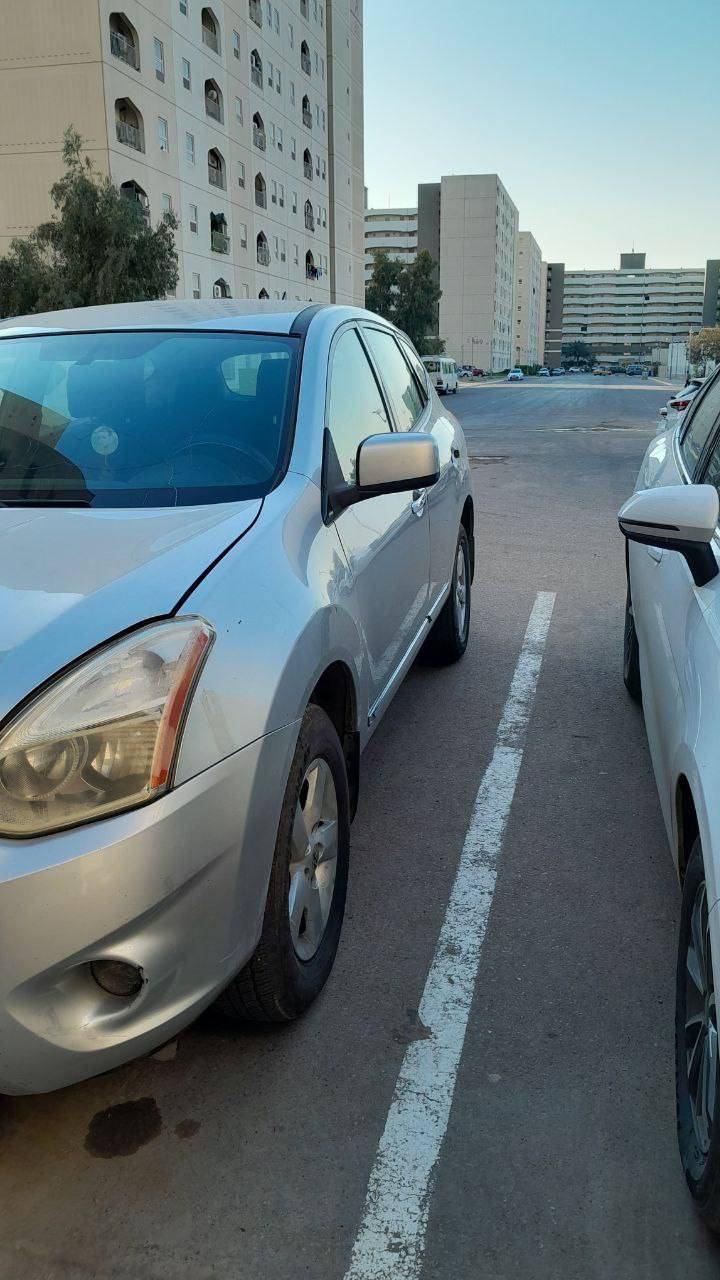 السلام عليكم ورحمه الله 
نيسان روج 13
السيارة بأسمي سنوية 28 20
السيارة صار بيها خلل فني أو مكانيكي ما اعرف بالكير بعد تجفيت المحرك كذلك السيارة تحتاج إلى صدر أمامي 
السعر 55$ وبيها مجال 
أي استفسار ***********
