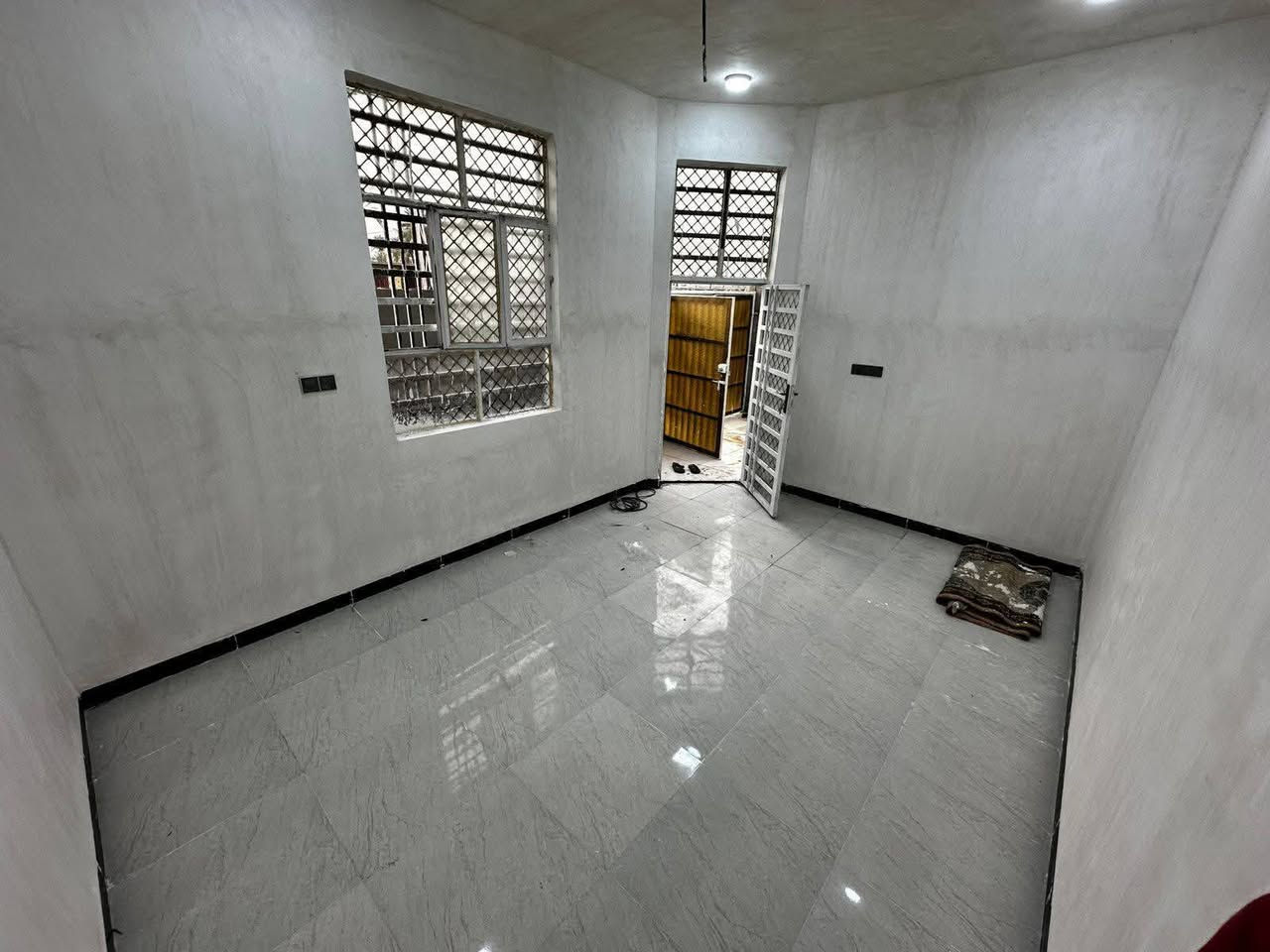 مكلف بالنشر للبيع بيت مساحه ١٠٠ متر طابو زراعي مجمع الجوادين السكني منطقه سيد حبوب وكل الخدمات متوفره سند ٢٥ ومداور سهم بطابو شغل درجه اولى اساس كونكريت مكون من غرفه وصاله ومطبخ وصحيات وبراني ومناور ودرج وبيتونه وتشريفه الاتصال على الرقم ***********
