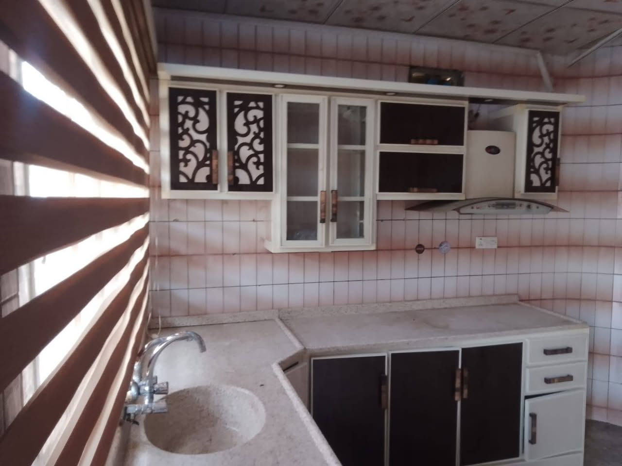 دار للايجار 
موقع/حي النور 
مساحة/٢٨٠م 
طابقين طابق الاول يحتوي على غرفتين نوم هول مطبخ استقبال صحيات كراج حديقة طابق الثاني ٣غرف نوم هول مطبخ صحيات الاستفسار مراسله صفحة او الاتصال على الأرقام التالية 
***********
***********ابوايمن 
***********ابوراكان 
يستقبل مكتب قصر النيل العروض السكنية وا تجارية وا زراعيه يوجد لدينا مقاولات باكادر هندسي متخصص في مجال البناء يوجد لدينا محامين متميزين في كافه القضايه عنوان المكتب موصل حي النور مقابل المستوصف مكتب قصر النيل
