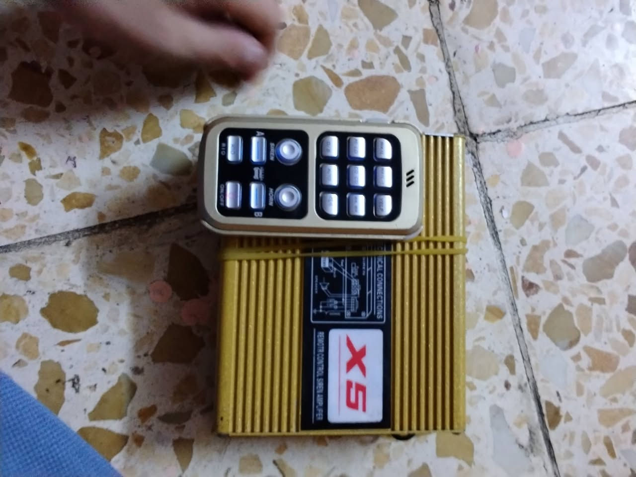 صافرة شرطة 200واط الصافرة اصدار القديم يعني. اقوة من الصدار الحديث نفس النغمات الحديث بس تجي صوتهة عالي حيل الصافرة تجي الجهاز ولريمون واير شحن للريمون المكان بغداد الحبيبية السعر 50 الف


**إذا كنت صاحب هذا الإعلان وتريد حذفه لأي سبب، رجاءا أرسل رسالة إلى الدعم الفني**