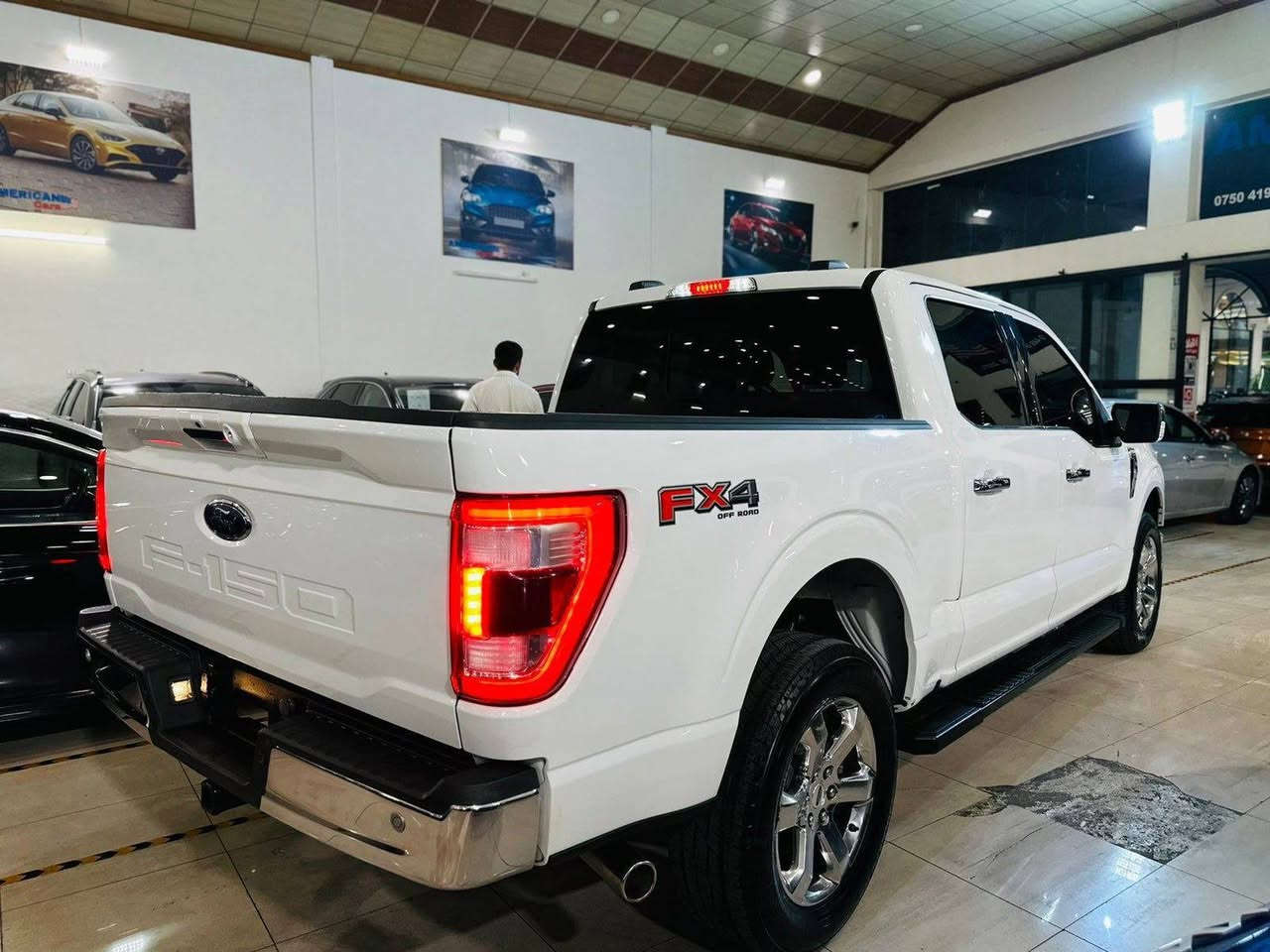 F150 
Lariat
فول مواسەفات بەس پانوراما نیە 
بۆدی کورت گیر لە عاردی هەشت پستن 
چاملغ دەرگا بیلادی گۆراوە دەرگای پشت سایەق سبوغە 
واتا یەک دەرگای سبوغە 
پیش و پشت کەپسە 
دوو جیگای کارتە 
نرخی ٢٨٨ وەرەقە و مەجال 
***********
وەتس ئەپ أربيل, العراق
