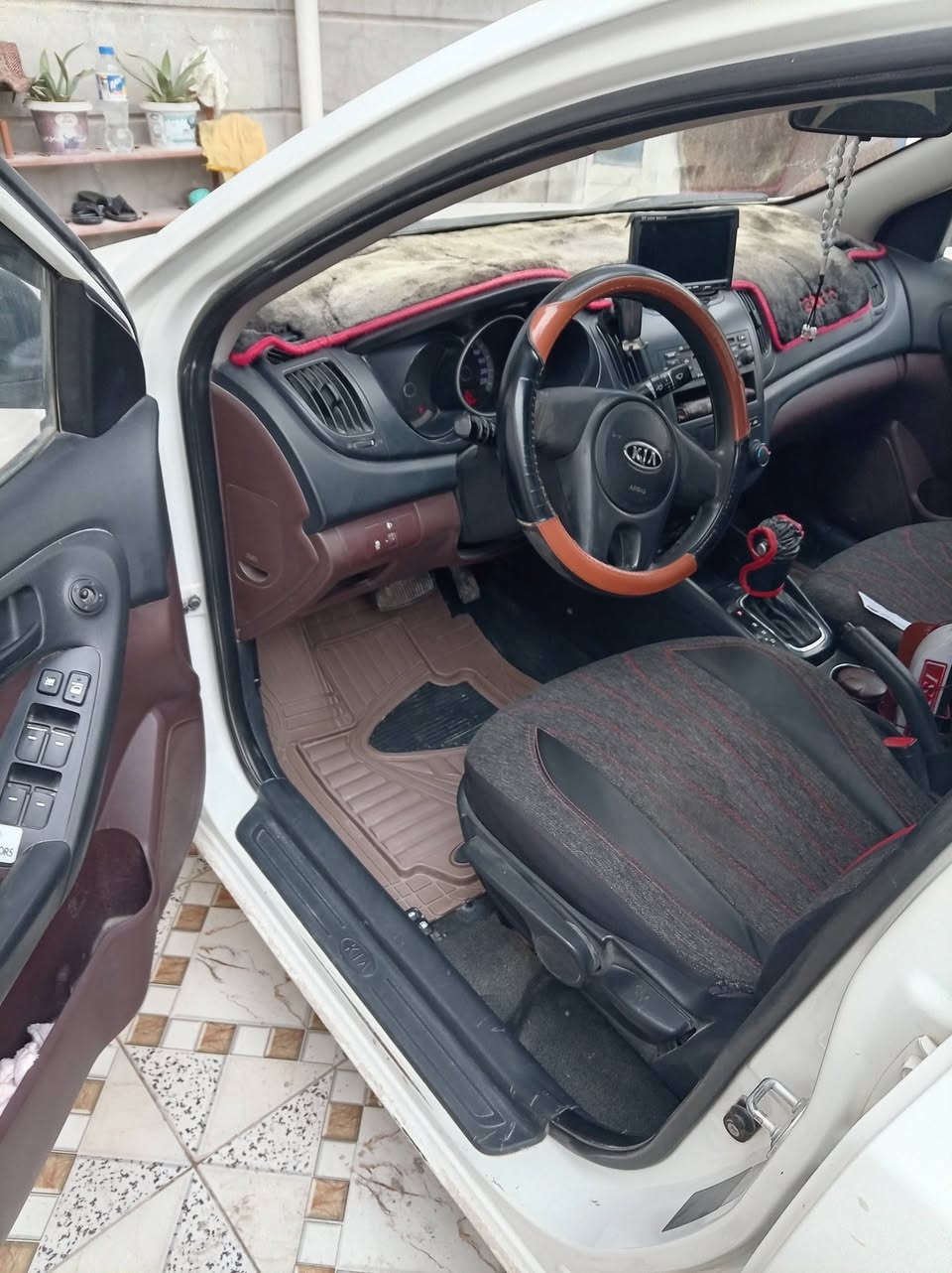 للبيع
كيا سيراتو مديل ٢٠١٢
سيارة مال بيت
رقم صلاح الدين مميز
الداخل لونين
سنوية ٢٠٣٠ تنتهي بسمي
ويل كب ١٦
محرك ١٦٠٠ دوش بلادي
تبريد ثلج
تدفئة
شاشة
السيارة كلين بس الجاملغ الخلفي نفس ما موضح بلصور 
مكان السيارة سامراء
للاستفسار الاتصال على الرقم ***********
السعر ١١٠ وبيها مجال
