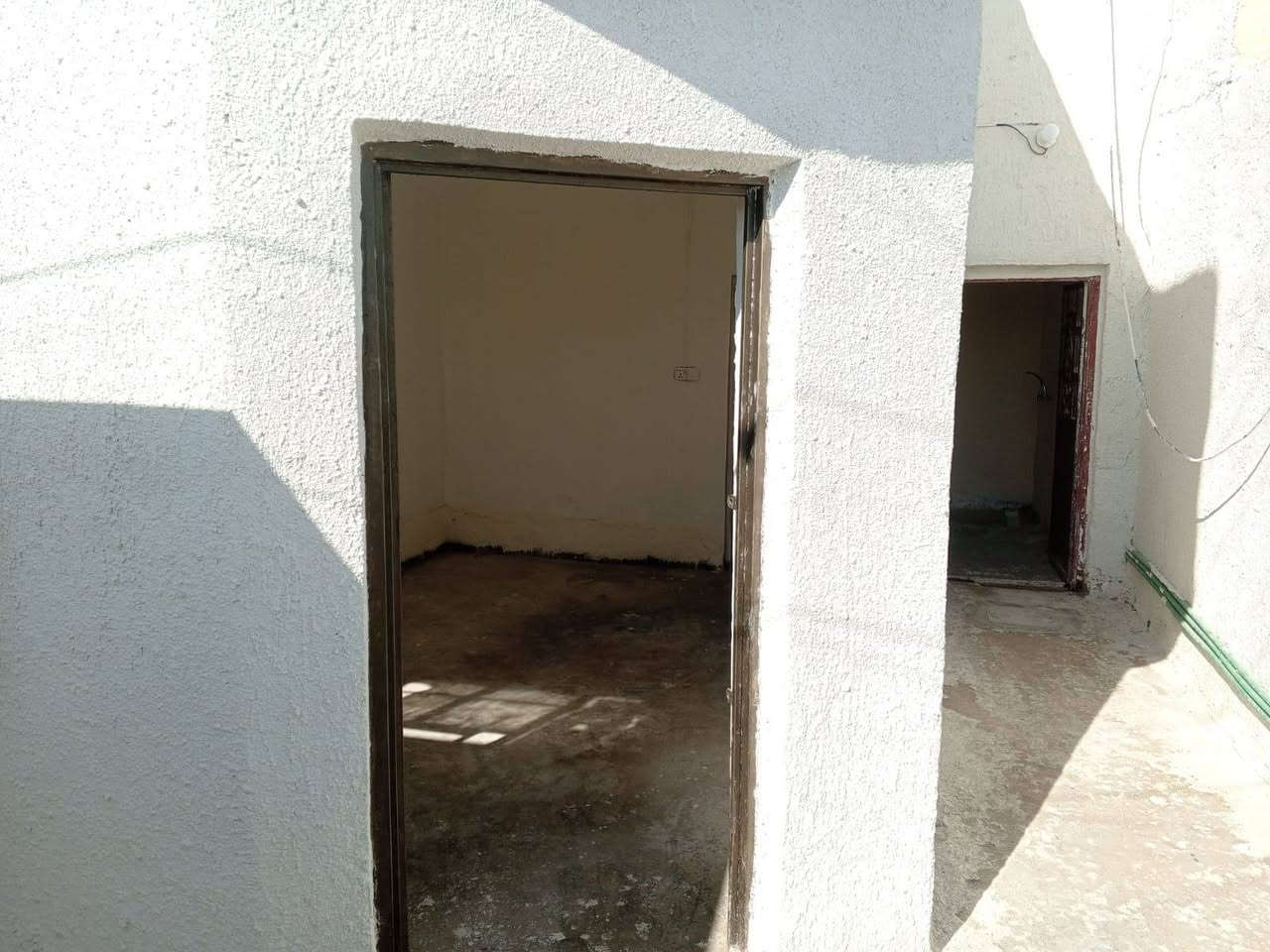 بيت للايجار مساحه ١٠٠ متر طابق واحد منطقه ال١١ ترميم جديد مجاري+ ماء+ صحيات +صبه ارضيه كله شغل جديد سعر الإيجار ٢٠٠
***********
