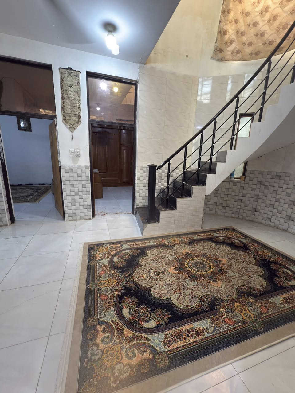 بيت 150 متر طابو زراعي 117بي معامله تطويب وموجو الوصل 
 بناء حديث يتكون من غرفتين
صاله
استقبال
مطبخ
منور مطبخ خارجي
بيتونه 4x7
صحيات داخليه وخارجيه 
العنوان بابل قرب شارع 80 نجف حله
مقابل الروائي  الاستفسار ‭***********‬ او بالخاص
