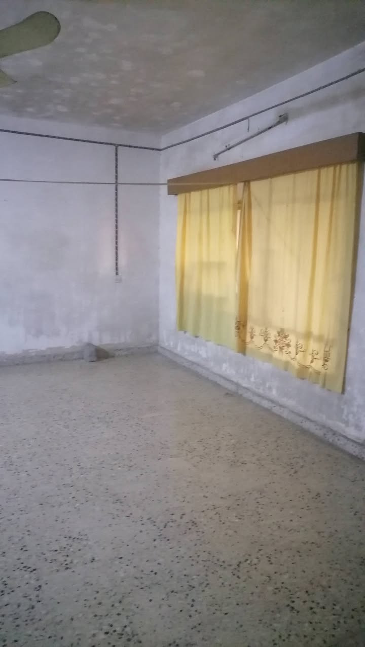 السلام عليكم بيت للبيع 
حي العامل الثانية قرب فلافل الشام 
المساحة 234م طابق ونص 
غرفتين وهول واستقبال طابق ارضي وغرفتين وهول طابق ثاني كاشي.
السعر /170  
لتفاصيل اكثر مراسلة الصفحة او الاتصال بالرقم ***********
