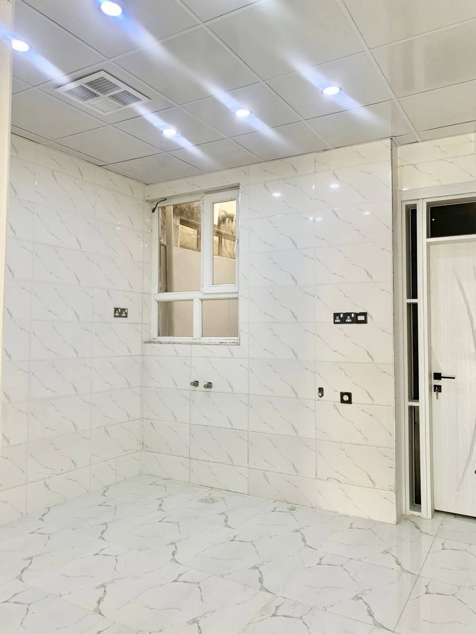 دار زيرو طابقين للبيع/كركوك/رحيم اوة/قرب مركز شباب 

المساحة: 130 متر 

الطابق الاول يحتوي على:
(غرفة نوم+مطبخ+هول+صحيات+كراج سيارة)

الطابق الثاني يحتوي على: 
(غرفة نوم+هول+صحيات)

البيت فول مواصفات+فول سيراميك+سقف ثانوي
البيت زيرو غير مسكون+كامل دكتات مبردة

لمعرفة السعر والاستفسار الاتصال على الارقام الاتيه:
(***********) اسيا 
‏(***********‏) كورك 
او مراسلتنا على بريد الصفحة

ملاحظة: يمكنكم ارسال الأراضي والبيوت
للأعلان عنها عبر صفحتنا بدون مقابل 
يرجى ارسال:
عنوان المُلك كامل 
بعض الصور للمُلك
سعر المُلك 
عبر الواتساب الخاص بالصفحة (***********)

لزيارة مكتبنا على العنوان الاتي: 
كركوك/سرچنار/فلكة سرچنار
