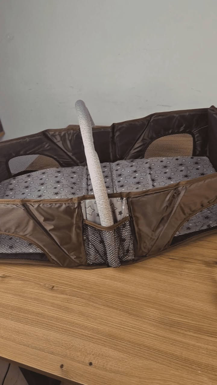 توصيل مجاني كافه المحافضات
سرير طفل محمول  مواصفات👇
سرير طفل محمول على شكل حقيبة

الاستخدامات

سرير آمن ومريح لنوم الطفل أثناء السفر والتنقل.

مناسب للرحلات، الزيارات العائلية، الفنادق، والنزهات.

يُستخدم داخل المنزل كسرير مؤقت أو إضافي للطفل.

حل عملي للأهل الذين يحتاجون مكان نوم ثابت للطفل خارج البيت.

المميزات

تصميم ذكي قابل للطي بالكامل ليصبح على شكل جنطة سهلة الحمل.

مزود بحزام حمل لتسهيل التنقل باليد أو على الكتف.

جوانب شبكية تسمح بمرور الهواء وتوفر تهوية ممتازة للطفل.

توفر الجوانب الشبكية رؤية واضحة للطفل لزيادة الأمان.

قاعدة داخلية مبطنة ومريحة بنقشة لطيفة مناسبة للأطفال.

حواف مرتفعة تساعد على حماية الطفل أثناء النوم.

سهل الفتح والتركيب بدون أدوات.

خامات متينة وخفيفة الوزن مناسبة للاستخدام المتكرر.

قياس المنتج وهو مغلق:

الطول: 45 سم

العرض: 11 سم

الارتفاع: 37 سم

ابعاد السرير: طول 70 سم عرض 42 سم ارتفاع 20 سم

محتويات الصندوق

سرير طفل سفري محمول (مطوي على شكل جنطة).

قاعدة داخلية مبطنة.

حزام حمل مدمج.

الملاحظات

مناسب للأطفال الرضّع وصغار السن.

يُستخدم دائمًا على سطح مستوٍ.

يُنصح بعدم ترك الطفل دون إشراف.

المنتج لا يحتوي على هيكل معدني صلب، تصميمه خفيف وسفري.


**إذا كنت صاحب هذا الإعلان وتريد حذفه لأي سبب، رجاءا أرسل رسالة إلى الدعم الفني**