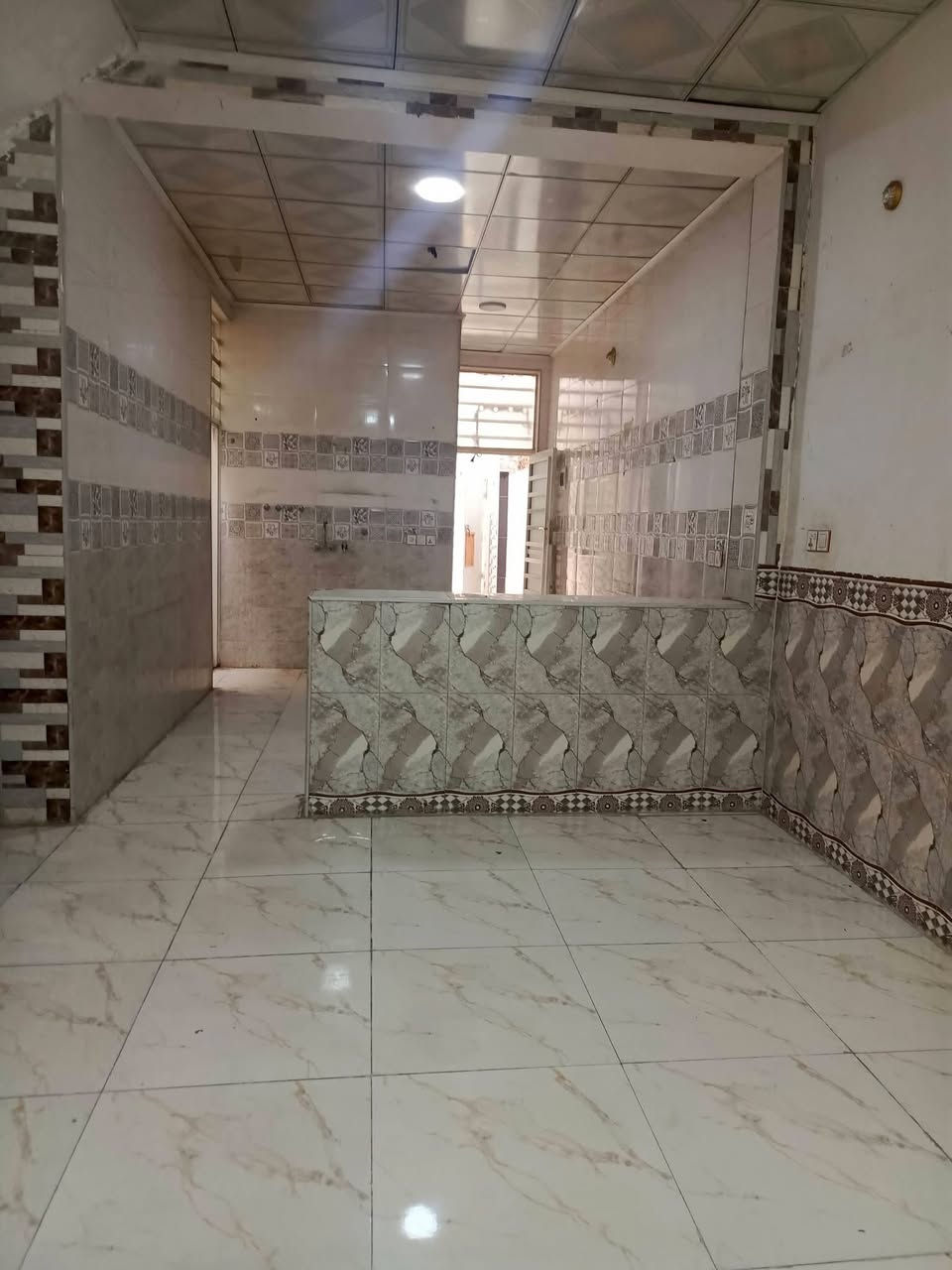 يوجد لدينا بيت للايجار حي ميسان قطاع 23 قريب شارع الكيات مساحه 100متر يحتوي على غرفه وصاله واستقبال ومطبخ وصحيات صب كونكريت ارضيه بورسلين جدران سيراميك سقوف سي إن سي سعر الايجار 350 الف واصل ماء وكهرباء كل شهر بشهره للاستفسار. الاتصال على الرقم التآلي ***********
