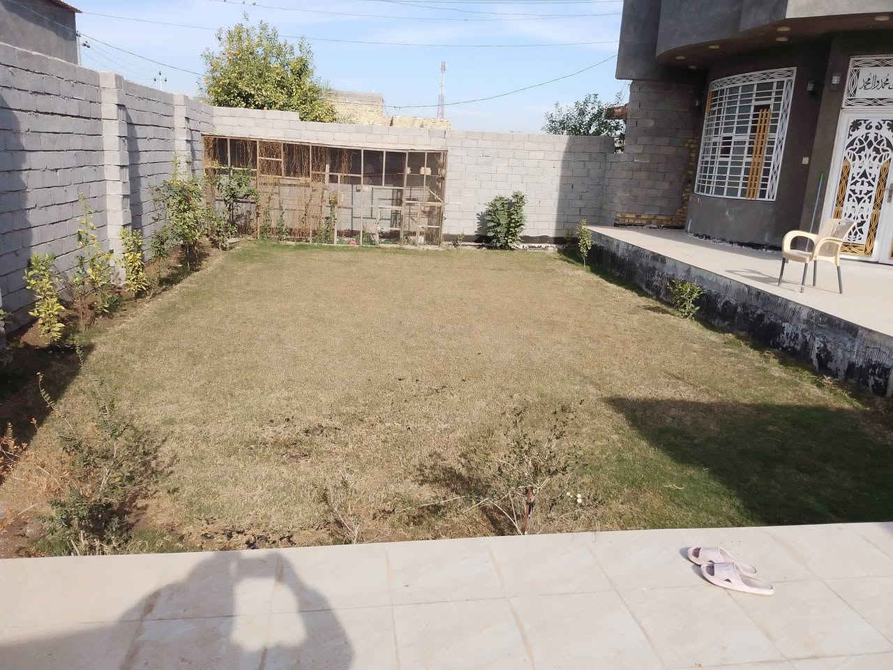 السلام عليكم يوجد بيت للبيع المكان الصياحيه قرب الامام سليمان مساحه البيت 430 البناء 130 توجد كامل خدمات يبعد عن الامام 100 مترالبيت طابو زراعي سند 25 باسمي تحويل مباشر***********/.  ***********
