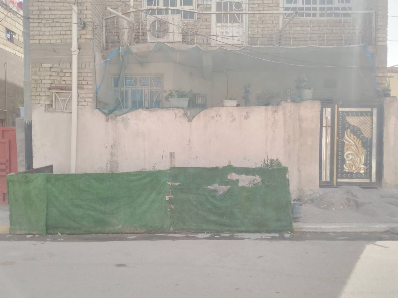 السلام عليكم دار طابقين. كربلاء حي العسكري قطاع 15 خلف التجاري المساحه 100م مربع الوجه 9م نزال 11م البناء الطابقين طابوق جمهوي السقف الطابقين مسلح الارضيه كاشي يحتوي الطابق الاول غرفة نوم صاله استقبال مطبخ وصحيات يحتوي الطابق الثاني 3 غرف منام كل غرفه نظام اسويت بيت نظيف/السعر 138 مع المجال/***********
