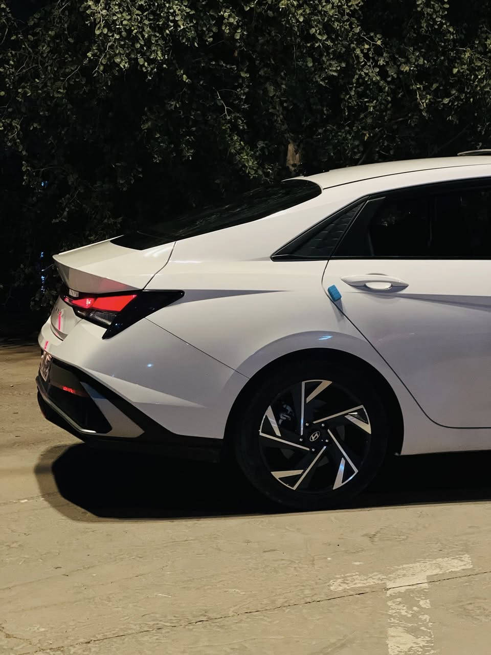 النترا 2023 شكل ال24 تجميع صيني  السياره كفاله عامه ماعده رصعه بالجاملغ جهة السايق السياره جديدة بمعنى الكلمه ماشيه 26 الف 
السياره فول مواصفات 
فتحه 
تحكم ستيرن
هاند بريك دكمه
اوتو هولد
اربع انضمه قياده
حساسات اماميه خلفيه 
6ايرباك
تبريد خلفي  
كشنات جلد 
مري شفط 
السعر 135 وبيها مجال قليل
***********
