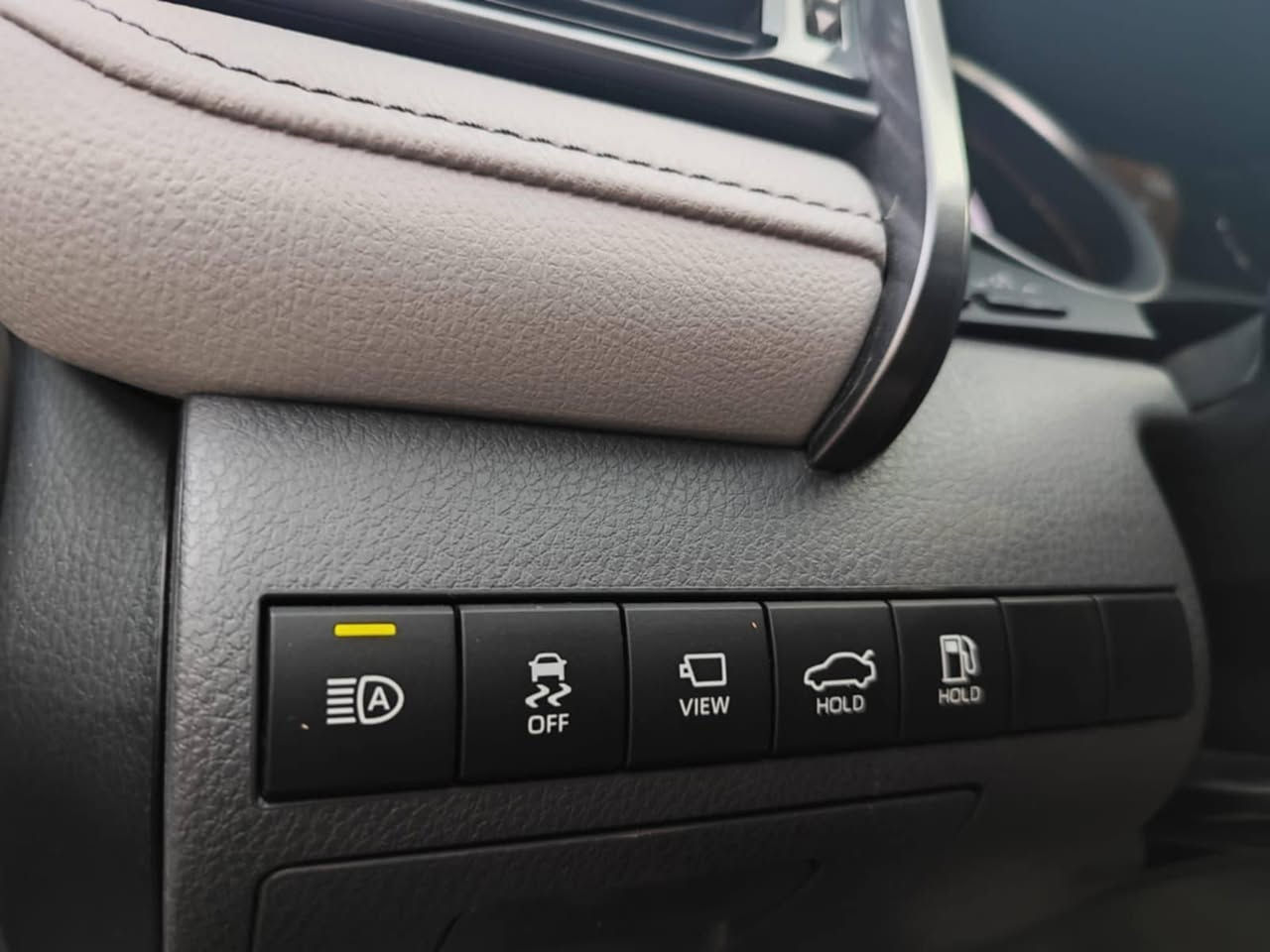 كامري xle 24 هايبرد حادث بنيد فقط مبدل
بصمه/فتحه/كشنات تدفئه تبريد/داخل لونين 
اناره داخليه بلادي/حساسات أمامي وخلفي
رادار أمامي وخلفي وجوانب/5كامرات 360 درجه
لايت داينمك متحرك مع الستيرن/ داتا شو ع الجامه 
تبريد قطعتين/كشنات كهرباء/شحن لاسلكي/اشاير مري/بصمه تشغيل عن بعد/3 انظمه قياده نورمل وعادي وسبورت/هاند بريك بصمه/سياقه ذاتيه ونقط عمياء/ ماشيه ٢٠ الف/ السعر ٢١ وبيها مجال
وباقي المواصفات المعروفه/رقم بغداد بأسمي 
مكاني بغداد
***********
***********
