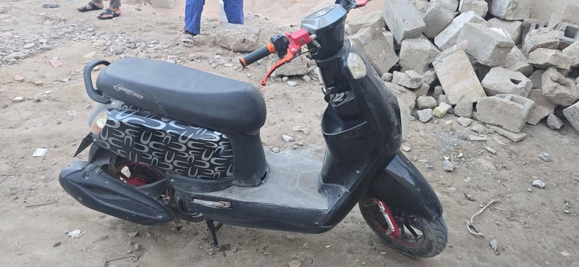 السلام عليكم اخوان بوليسي 2025 للبيع كدام عينك تجي تفحصها برغي ما مفتوح منها والمكينه كذلك الكهربائيات شغاله  ، السعر مليون وميه وقابل للتفاوض للتواصل والاستفسار مراسلتي  او الاتصال ع الرقم التالي 
+9647710924797
