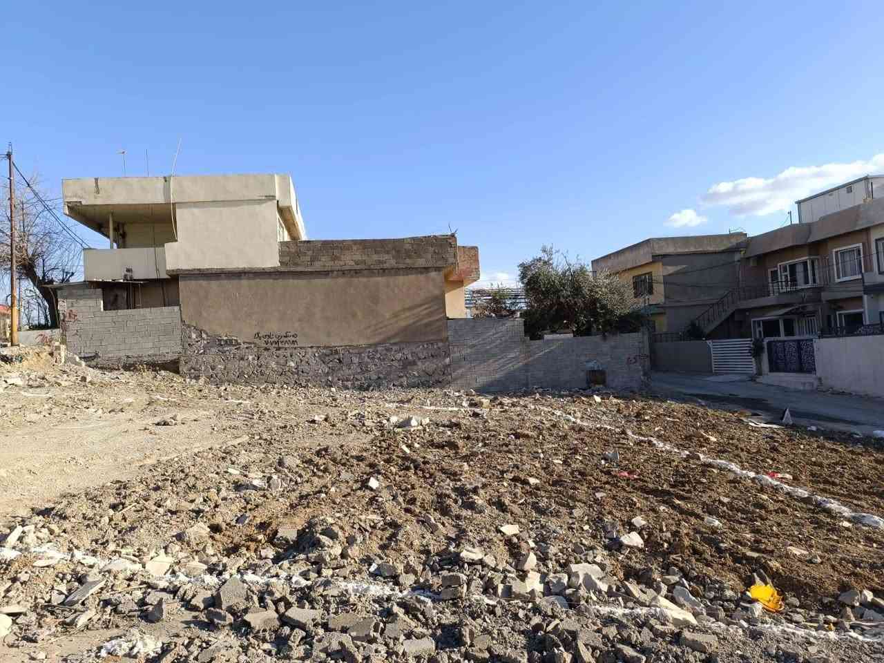 (زەوی بۆ فرۆشتن لە سلێمانی لە گەڕەکی سەرچنار)
شوێنەکەی خۆشە
بەرامبەری بەتاڵە
بەردەمی حەدیقەیە 

نزیکی بازاڕو دوکان و قوتابخانەیە 

مساحەی 175متر
ڕوکنە 

نرخی 7دەفتەرو 80وەرەقە وە مجالی تێدایە

تلفون، واتساپ ***********
