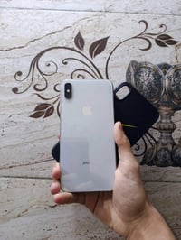 ايفون اكس ماكس ذاكره 256 بطاريته 100مبدله فقط سعر ٢٠٠ وبي مجال جدآ جدآ...