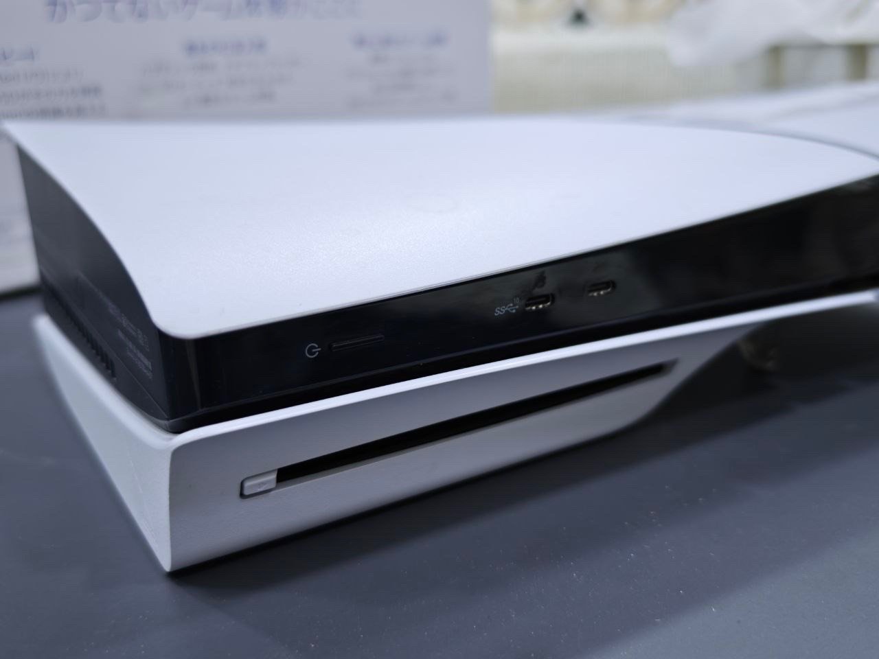 � بلايستيشن 5 سليم (PS5 Slim) إصدار الأقراص

📦 الجهاز بحالة ممتازة مع الكارتون الأصلي



✅ المواصفات:



 • سعة التخزين: 1 تيرابايت SSD فائق السرعة



 • إصدار الأقراص (يدعم الألعاب الفيزيائية والرقمية)



 • يد تحكم DualSense أصلية عدد (2)



 • دعم دقة 4K HDR



 • معدل يصل إلى 120 إطار بالثانية للألعاب المدعومة



 • تقنية تتبع الأشعة (Ray Tracing)



 • صوت ثلاثي الأبعاد 3D Audio



 • واي فاي وبلوتوث مدمج



 • تشغيل ألعاب PS4 وPS5



📦 المحتويات:



 • جهاز PS5 Slim



 • عدد 2 يد تحكم أصلية



 • الكارتون الأصلي



 • الأسلاك الأصلية



 • قرص فيفا كرة قدم 



🔹 الجهاز نظيف جدا وجاهز للتجربة



💰 السعر:  800 الف 



📍 الموقع: بغداد 



📞 للتواصل: ***********