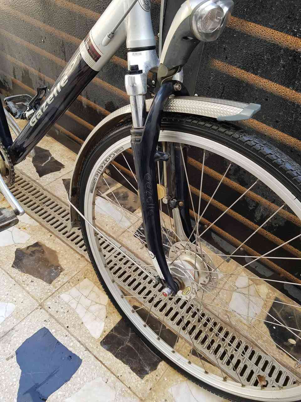 بايسكل باله ترحال هولندي ماركة غزال حجم 28 بريك الخلفي بلمكينه(بلبايدر) حساس داينمو ثلجي ابيض سعره 150الف *********** واتساب
