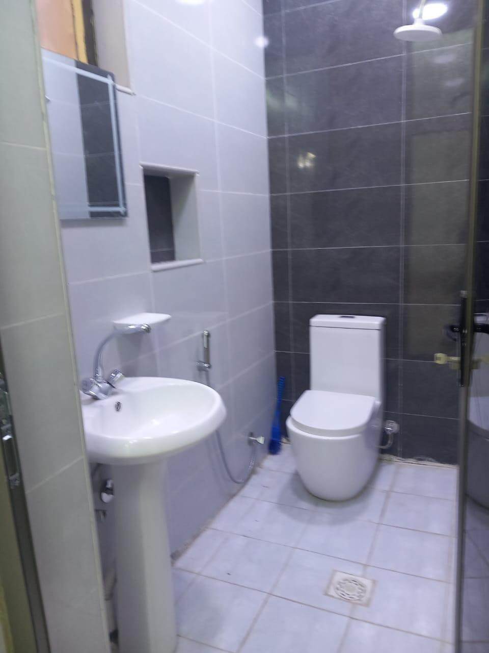 سلام عليكم يتوفر لدينا شقق جاهزه درجه اولى خدمات مصعد شغال24 ساعه خط مولده جاهز. خط انترنيت جاهز سنلايت مركزي حراسه نظام مراقبه الكامرات الشقه المطبخ جاهز سنك ماطور ماء سخان 
اتصال ***********
