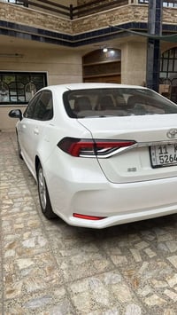 للبيع كورلا هايبرد 2025 ماشيه 8000 كيلو متر فول فول مواصفات  سلايد فتح...