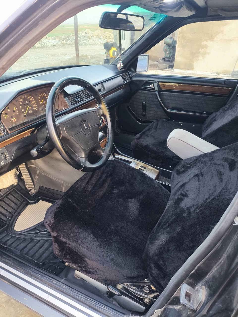 سلام عليكم 
مارسدس دب 300 موديل 90 رقم دهوك بسمي سنويه لل2031 هزه جديد ادامه كامله صدر 4تايرات جديد باتري جديد محرك صار شهر شاده اماراتي بجيس 3000,ديلكو  لايت زينون قفل مركزي ريمون برغري نقص مابيه سعره 55وبيه مجال مكان ديالى ناحيه جباره للاستفسار الاتصال ***********
