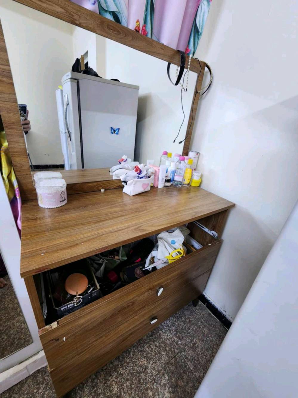 مساءالخير على الجميع عندي غراض مالت بيت كامل كلهن نظيفات وقليل الاستعمال 
غرفة نوم تركية من هوم الحسيني سعرهة650بيه مجال بسيط
قنفات 2كبار 6مقاعد شغل نجار توصاه سعرهن350 طباخ 4عيون مصري فريش نظيف كولش قياس60*60 سعره 125 جرابي عدد 2ام النفر الوحدة ب75استخدام قليل كاونتر مترتين وربع مرمر بيه ملحق سعره350 براد دنكا نظيف كولش الشبح وبيه ثلاجة سعره125 مرجوحة عش 65بدون فراش فراش جديد غير مستخدم نفر سعره35 ميز تواليت 45  بلازما حجم46سعره125