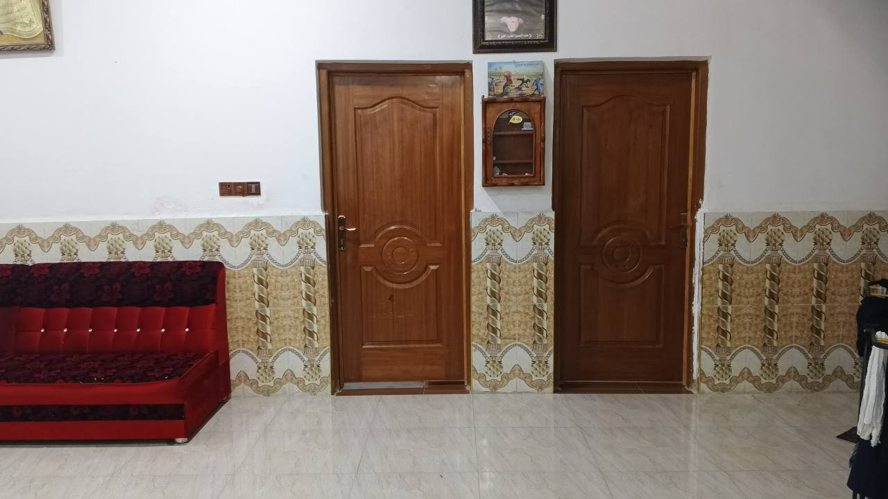 سلام عليكم ورحمت الله وبركاته اخواني الكرام بيت 
بالهدامه القديمه بيت ركن شوارع مبلطه ومقرنص 
البيت طابوك جديد طابق واحد مهيئ للطابق الثاني 
بيت مرتب وأهم شي الجيران ورده مآل الله السعر
135 مليون وبي مجال للطيبين كهرباء نعمه والماء نعمه ومقابيل البيت حديقه تابعه للبيت مزروعه نخل وسدر وانواع مختلفه الباقي آسف على الإطالة رقمي 
*********** الزبير, البصرة
