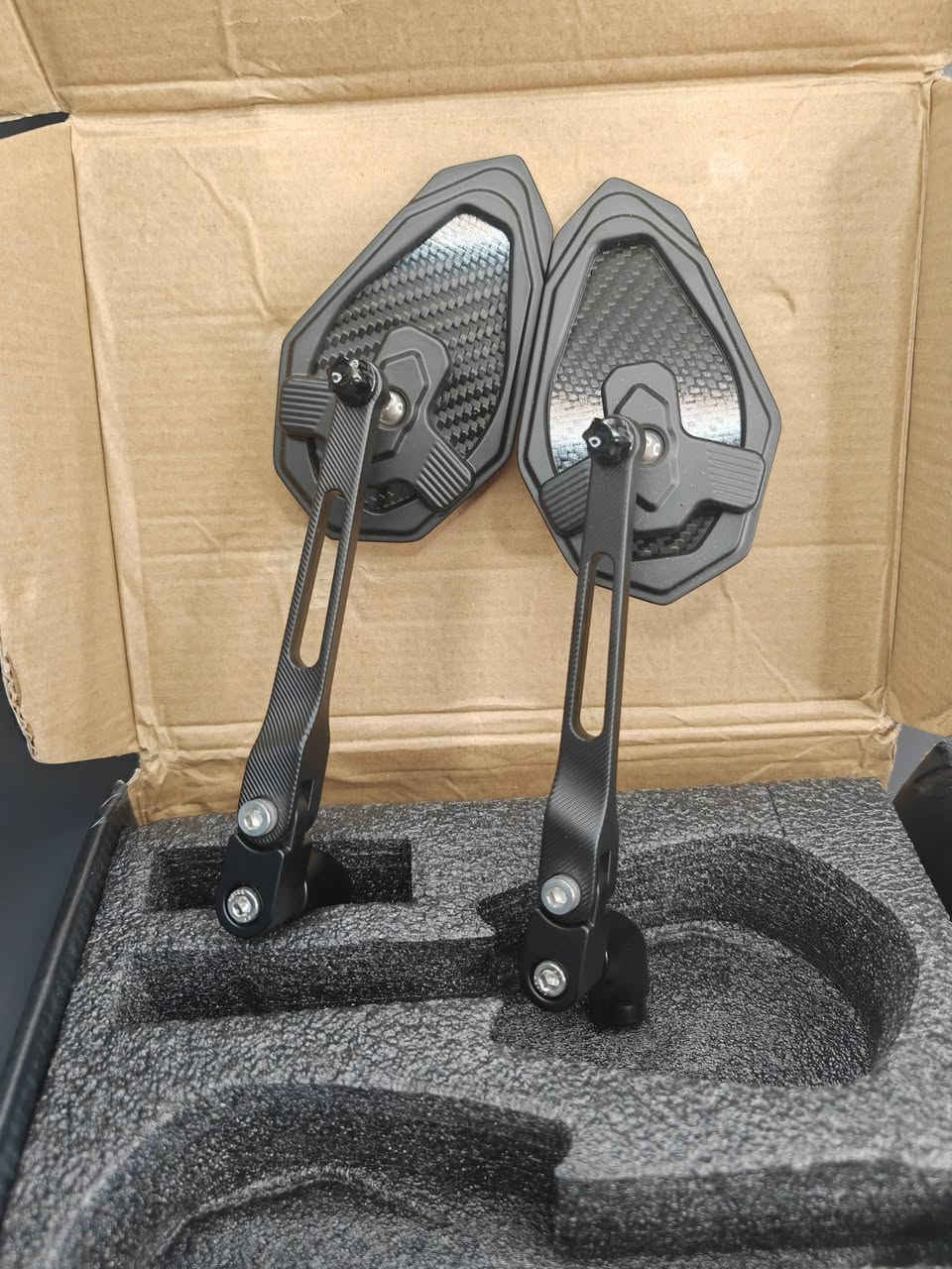 متوفر مري جانبة للدراجات، مصنوعة من سبائك الألومنيوم والزجاج الأبيض والكاربون فايبر، جديدة غير مستخدمه، مناسبة لجميع أنواع الدراجات النارية مثل كاواساكي وهوندا وياماها وبي إم دبليو وفسبا..
يوجد توصيل لجميع المحافظات ***********
