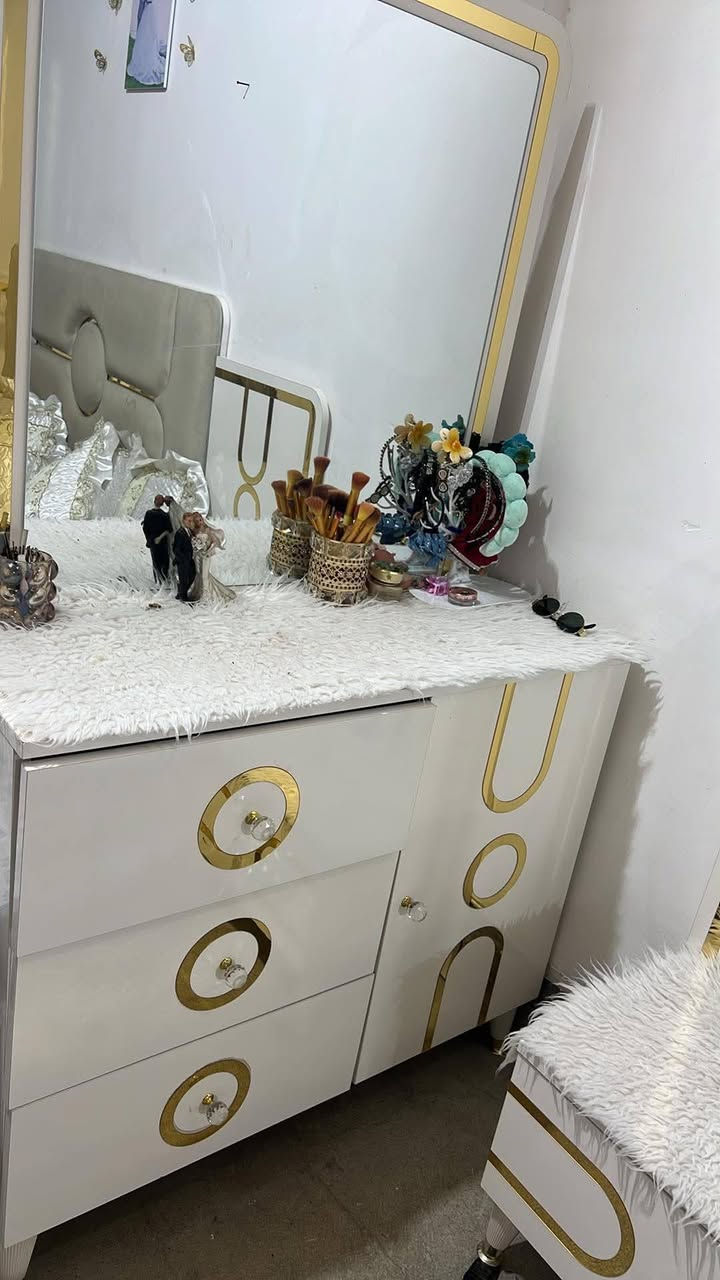 غرفة النوم للبيع حيل نظيف ٧ قطع مع دوشك سعر ٣٥٠ الف 
*********** واتساب
