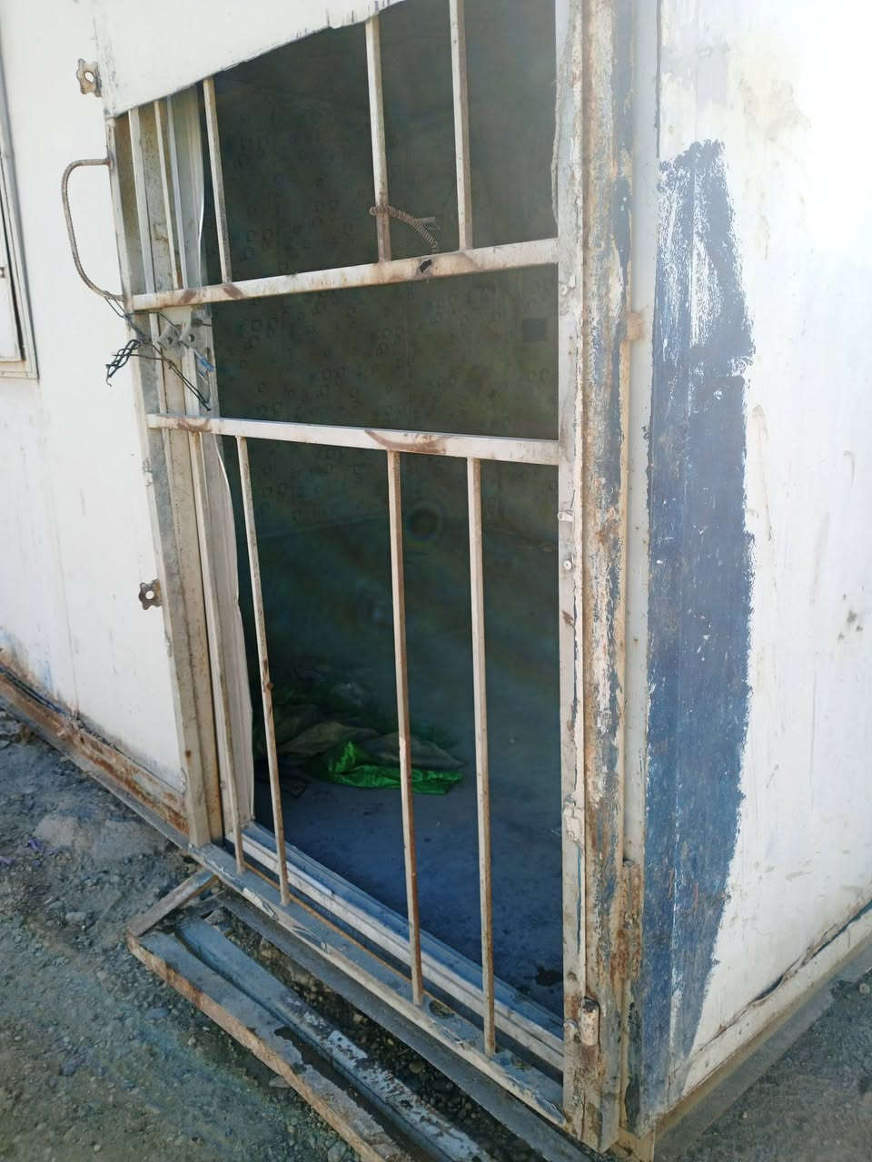 السلام عليكم كرفون للبيع الطول اربعه زائد العرض ثلاثه تفاصيل اكثر عن رقم المكان بغداد***********
