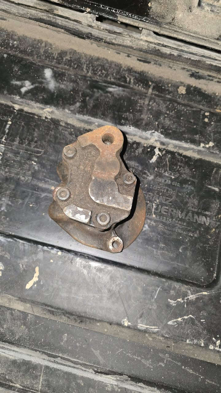 سلام عليكم عندي تاروسه هواء ٢بستم مال اتيكو  ٨برغي مع طاحونه وتخم انجكتر ونوزل  مع كور مكينه للبيع تواصل ع رقم ***********
