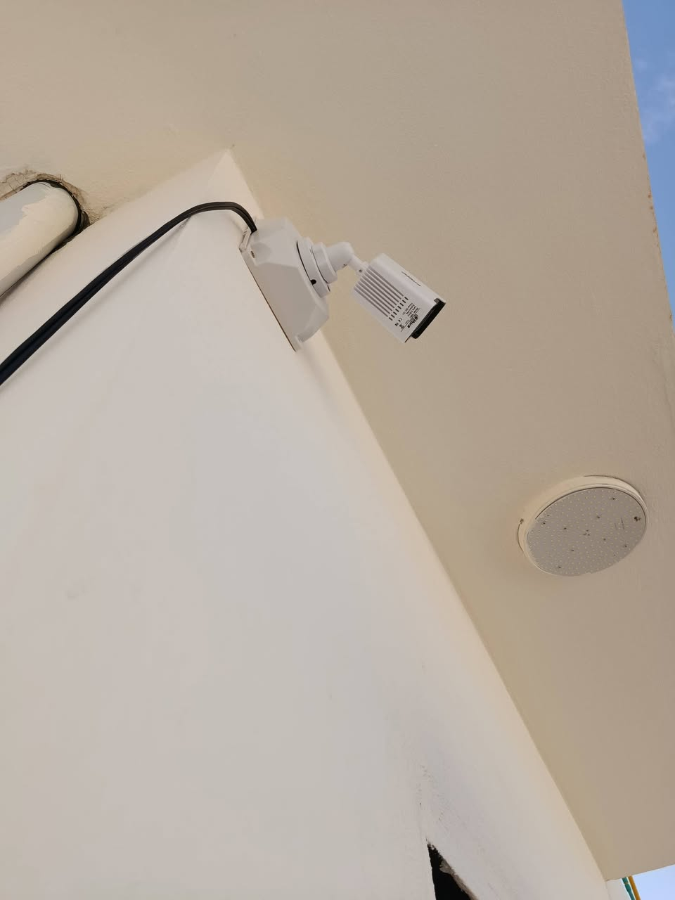 الحمدلله تم تأسيس وتنصيب منظومة كامرات مكونه من 8كامرات شركه دهوا نظام انلوك 4k
حسين الكهربائي ⚡👷 
***********
