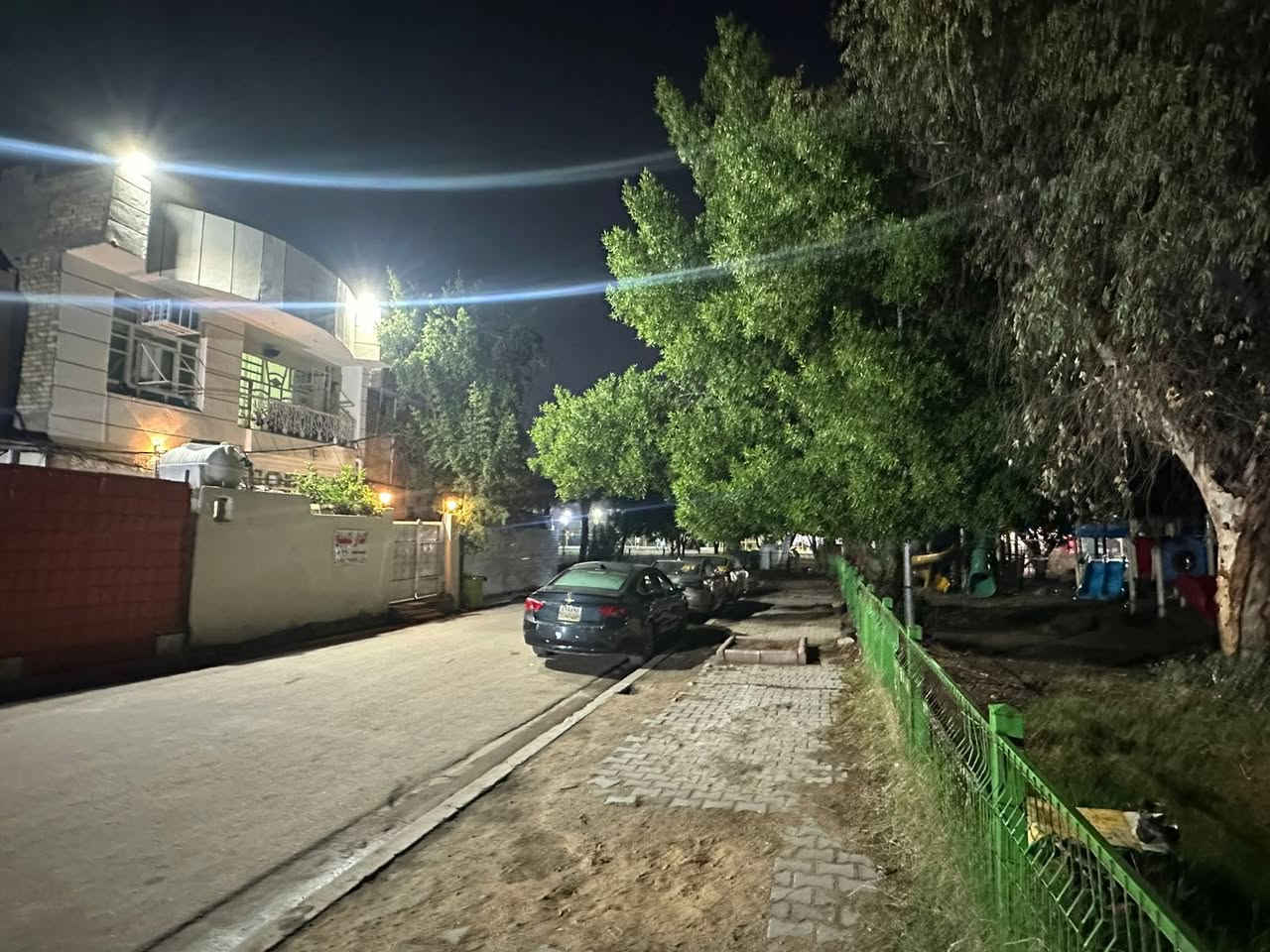 السلام عليكم
———————-

دار للبيع مساحه ١٦٠ متر العنوان الشعلة الرحمانية قرب معمل الثلج يحتوي الدار على ٦ غرف نوم كبيره ومطبخ + ستقبال +صالات عدد٢ + حمامات  عدد ٤  +مناور عدد٢       .ولمعرفة السعر يرجى الاتصال برقم الآتي  ***********
