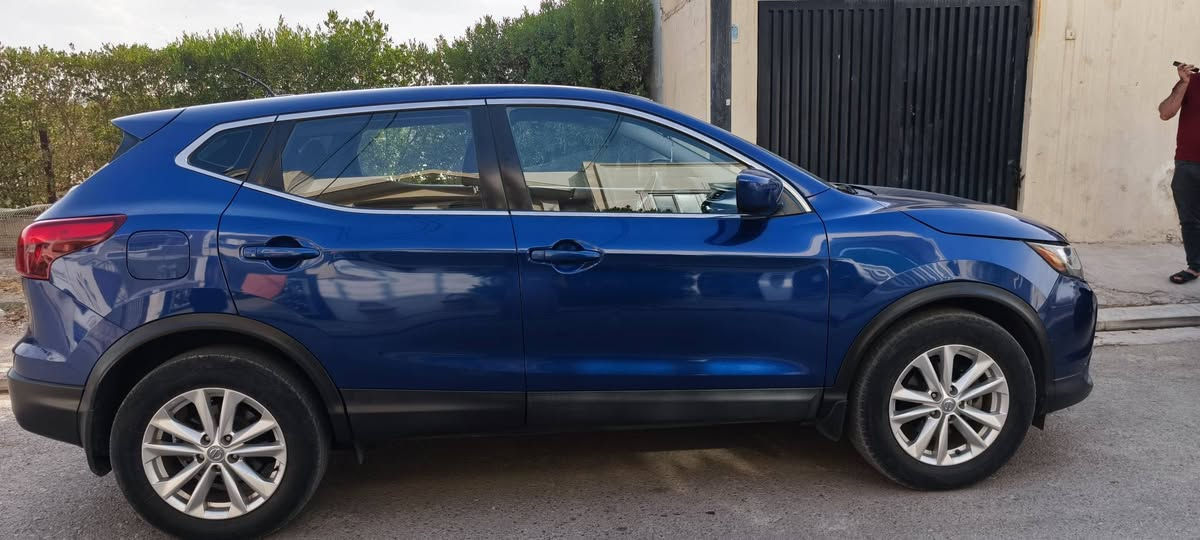 نیسان ڕۆج سپۆرت 2017 
گێڕ و مەکینە بەشەرت دینارەک مەسرەفی تێدانیە تەنها بۆنیتی سبوغە ئۆتۆمبێڵێکی جوانە و 4تایەی نوێی لەسەرە 
ژمارەی مۆبایل *********** أربيل, العراق
