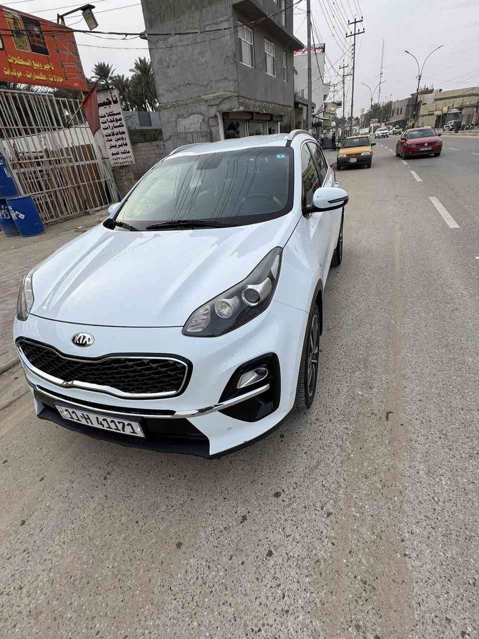 السلام عليكم للبيع كفاله عامه من صبغ وتبديل ومحرك وتبريد
كيا سبورتج 2019 خليجي شكل 2020 لون ابيض السياره جديده رقم الجديد ماشيه87 الف ارقام انكليزي 
كشنات مخمل و جلد
مري شفط 
شاشه وسطيه لمس +بلوتوث+usb 
كامره خلفيه 
داخل حمصي
تحكمات ستيرن فول
لايتات اوتو
مكينه 2000 دوس
تبريد قطعتين
حساس خلفي وامامي
ثلاث انظمه قياده 
نضام بريك ABS
وباقي المواصفات المعروفه
السعر 200 ورقه 
رقم التليفون ‭0780 668 8323‬
