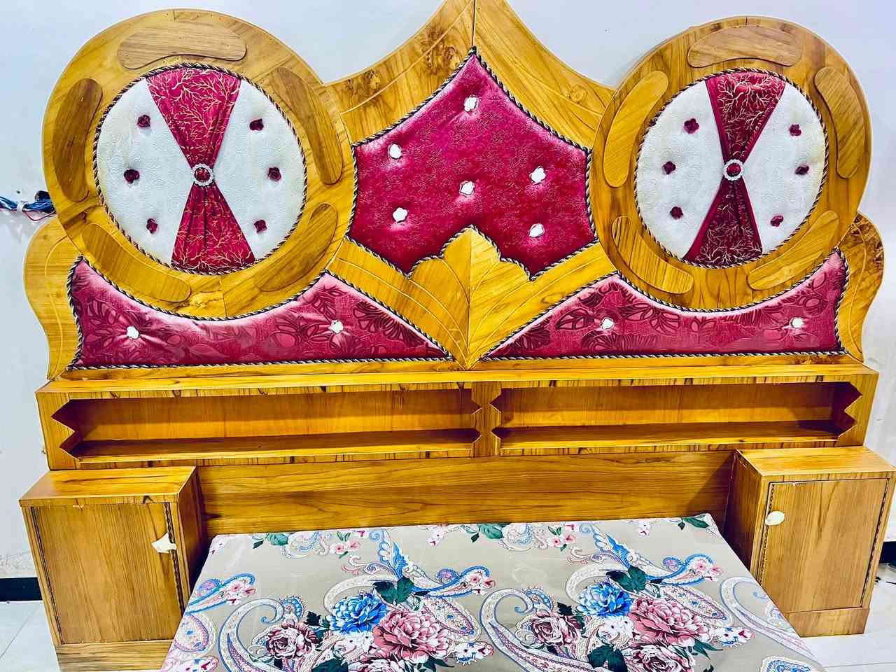 السلام عليكم غرفه اخشاب غير مستخدمه مكاني ابي غرق قرب الجامع سعرها 625 الف ***********
