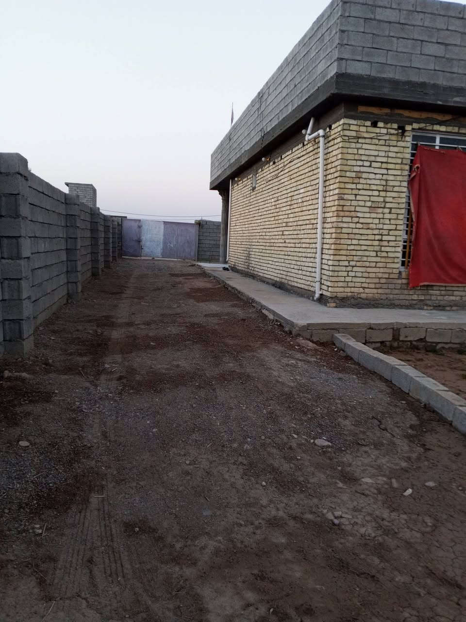 السلام عليكم للبيع بيت لمساحه نصف دونم مساحته لبنا 180متر بنا حديث يحتوي على ثلاث غرف نوم وصالي وستغبال ومطبخ حار+بارد لمكان ديالى خان بني سعد حي علي الهادي فرع لسعيدات صنف سند 25 طابو ***********
