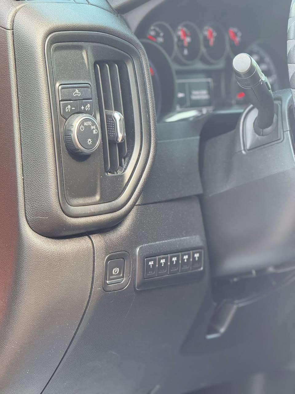 اصل لون برتقالي بيهه قطعتين صبغ  جديده السياره تجي وشوف للستفسار واتساب ***********
