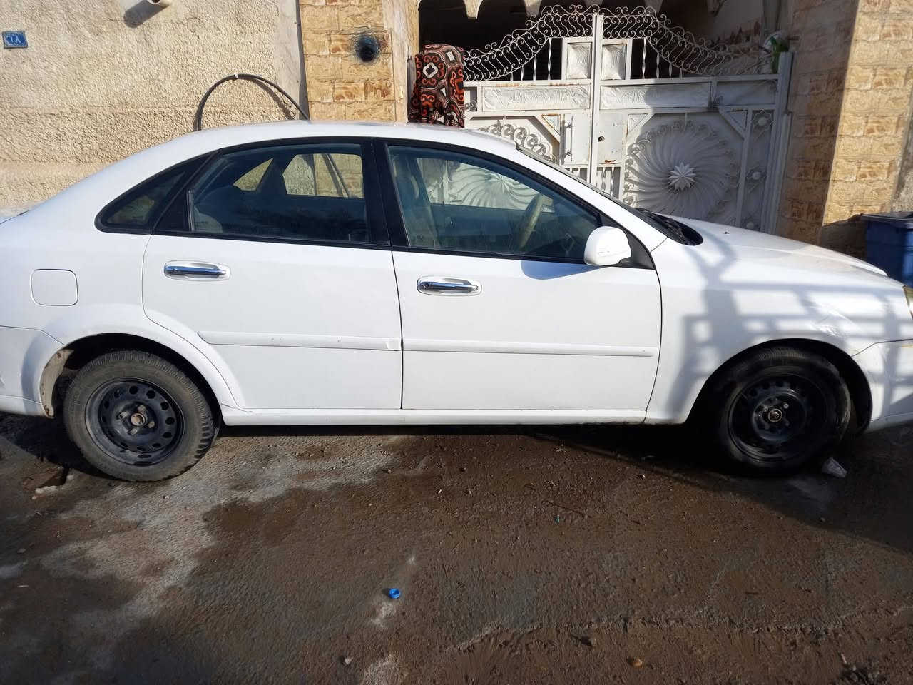 اوبترا بيضاء لون موديل ٢٠٠٤  بس للشراي  يجي ويشوف رقم بغداد بدون زحمة    رقم موبايل ***********
