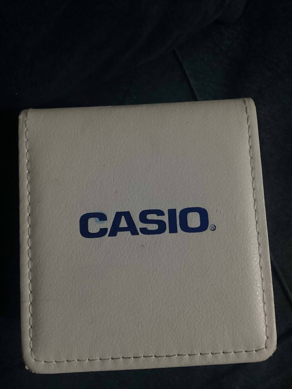 الماركة: كاسيو إيديفيس (Casio Edifice) الأصلية.
• الزجاج: سافير كريستال (Sapphire Crystal) الأصلي المقاوم جداً للخدوش والصدمات.
• مقاومة الماء: حتى عمق 100 متر (WR 100M).
• الألوان: سوار وإطار دمج (فضي مع ذهبي) وميناء داخلي باللون الأخضر الملكي المميز.
• الميزات: تحتوي على نافذة لعرض التاريخ، وعقارب ومؤشرات مضيئة في الظلام.
• الحالة: مستعملة نظيفة جداً وبحالة ممتازة (نفس الصور).للبيع


**إذا كنت صاحب هذا الإعلان وتريد حذفه لأي سبب، رجاءا أرسل رسالة إلى الدعم الفني**
