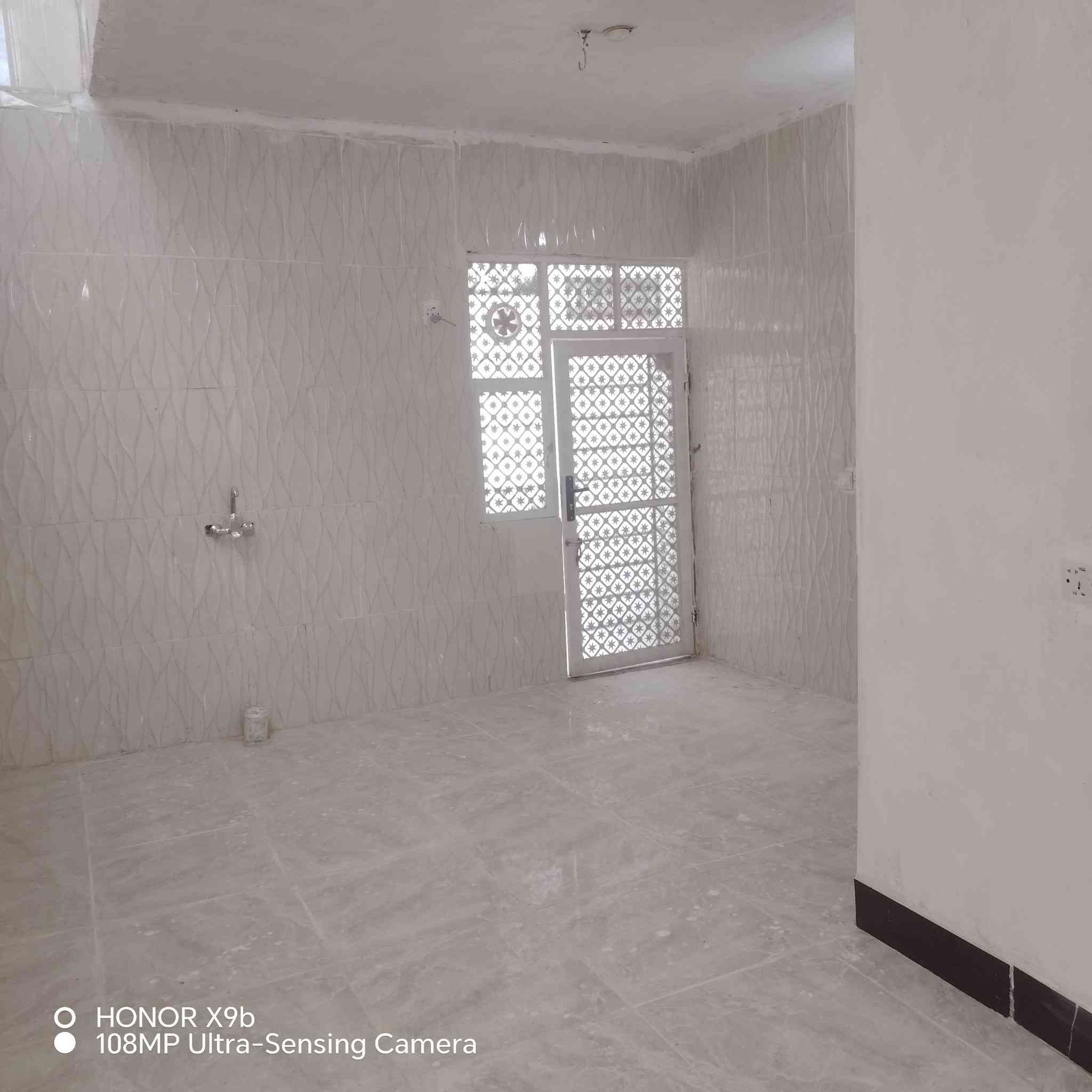 سلام عليكم بيت  100 متر للايجار  غرفة وصاله ومطبخ وستقبال وحمام جوه وبرة  البيت جديد ستوة كامل بنيان ماعايز  كلشي مي وكهرباء خط مولد وخط وطني ماطور مي بي تانكي  شارع المطار الجديد يم اسواق فدك  مكتب*********** الصدرين
