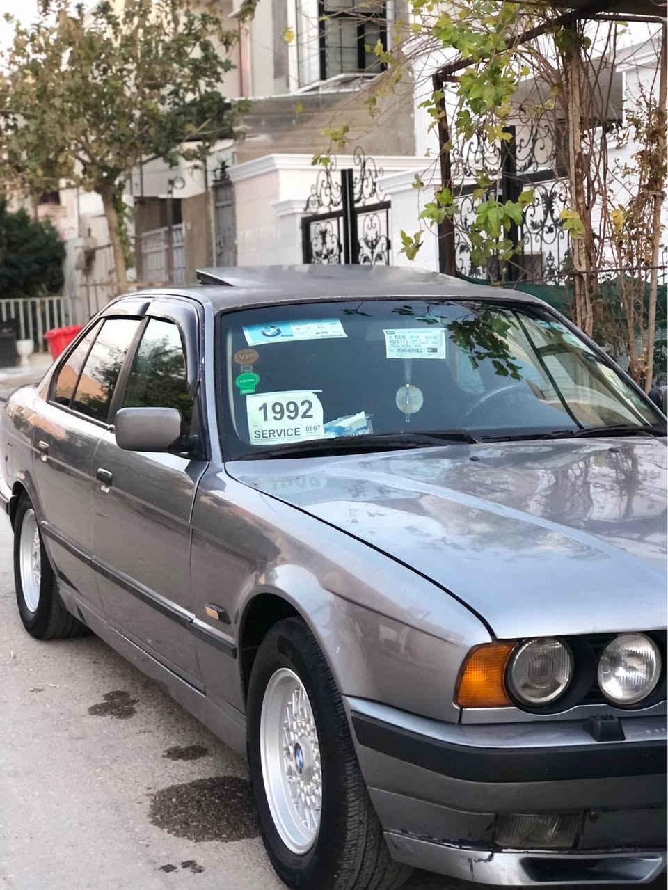 بیئێم 525iبۆ فرۆشتن مۆدێل ١٩٩٢ مەکینە ٥٢٥کەپس  بیلاد ٥٢٥ فولی گێر عادیە گێر و مەکینە بەشەرت هەزەو سەنەوی تازەیە تاکۆتایی٢٠٢٦   بەناو خۆمەوەیە تەنها یەک بست لێدانی  هەیە لای چاملوخی سەکن  سوبخ حیزامە بۆ جوانی سەقفیشی سبوخ نیە  سعری ٥٥ گەلاو مەعمەلە  رقم تلفون  *********** أربيل, العراق
