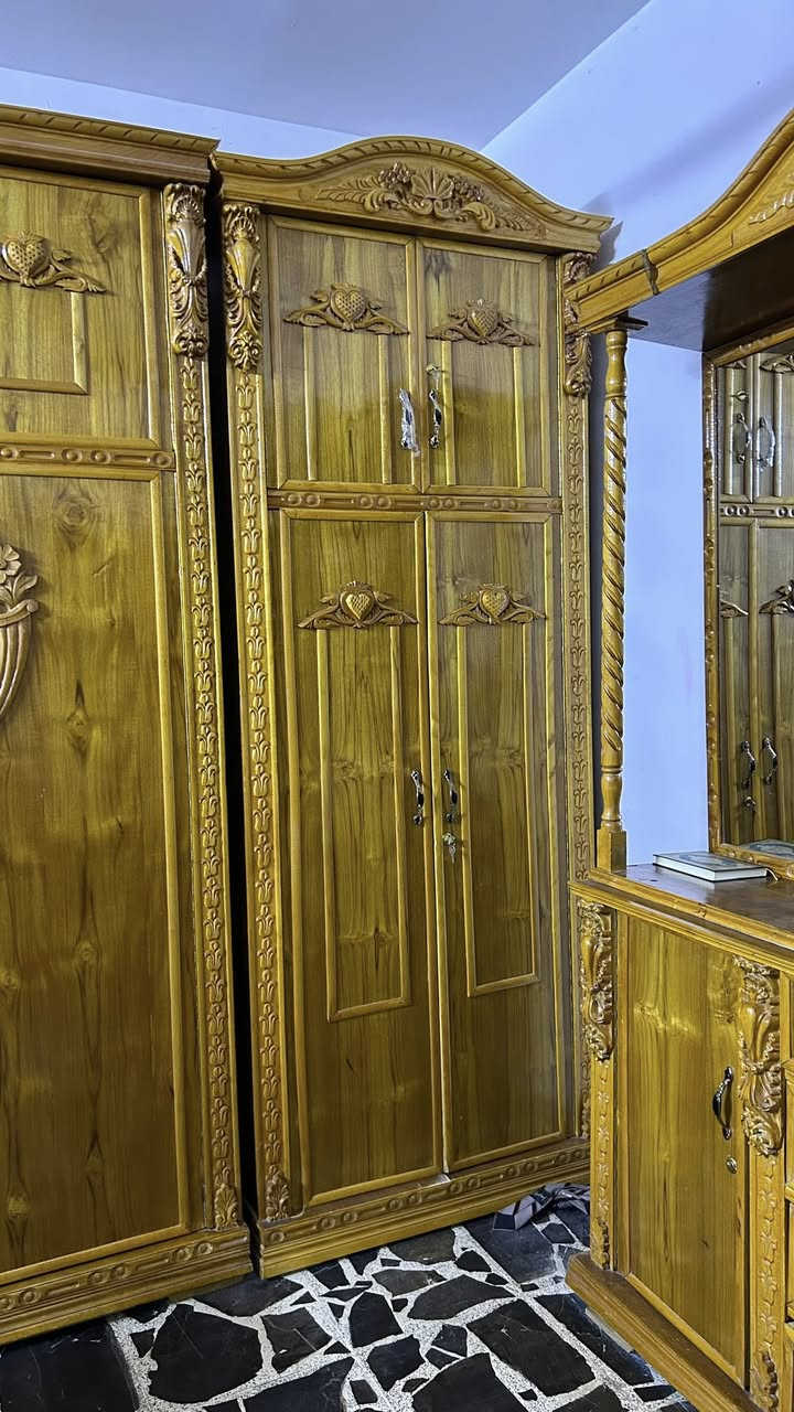 غرفة نوم شغل عراقي درجه اولى
كلفتني 3 مليون استعمال سنه واحد  واريده ب 1 ونص 
نضافه 100% مستعجل على بيعته.  عنواني بغداد الامين الثانيه   رقمي. ***********
