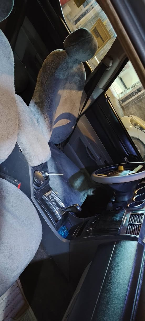 السلام عليكم جارجر ٢٠٠٧ كلين بدون حادث
 مصبوغه حزام فقط جراد وشخوط 
رقم اربيل الدولي تحويل تريد وكاله 
سنويه ٢٠٢٧
السياره ماشيه ٢٠٠ الف
مكينه كير مكفول 
تبريد ثلج 
ما ناقصهه شي 
مكانهه بغداد 
السعر ٩٠ وبيهه مجال حك الجيه
***********
